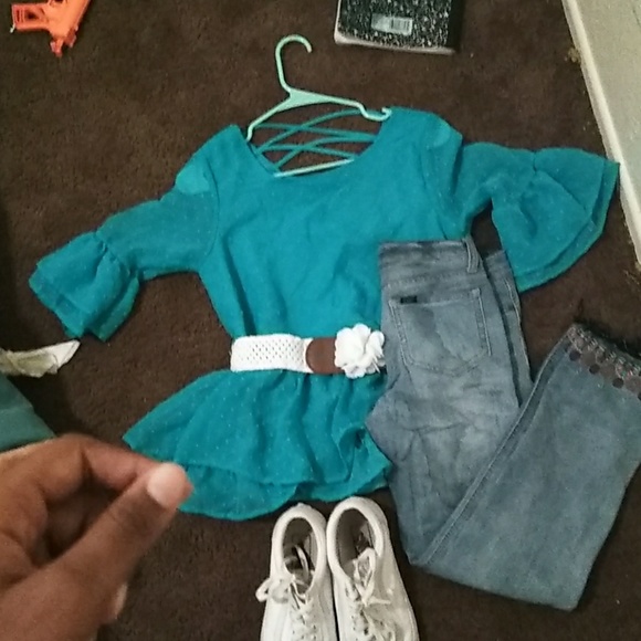 hello the pants and shoes are not for sell just sh - Picture 4 of 4